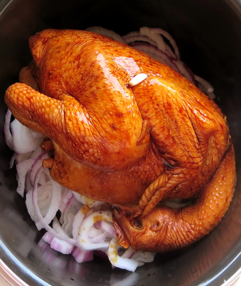 把整只雞這樣扔進電鍋，一滴水不加，一頓飯下來，一家人都沒吃夠，鮮嫩多汁，太香了