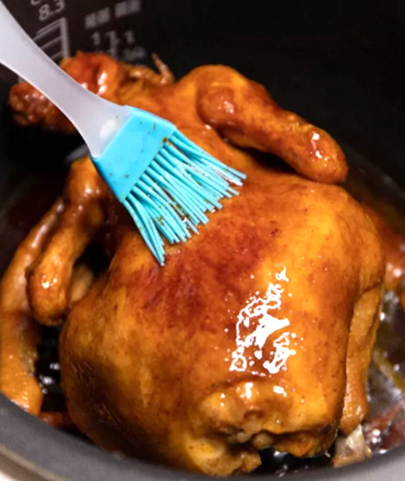 用電子鍋煮雞也能煮出鮮嫩入味，滑過就錯過了唷