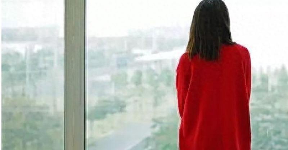 新婚夜老公「遲遲不動我」！半夜跟他到客廳看到一幕，我嚇得腿腳發軟：讓我怎麼活